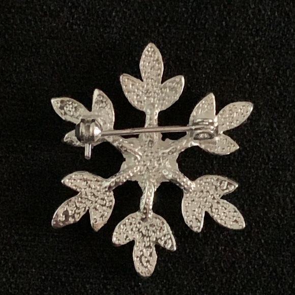 Sparking Snowflake brooch - Picture 3 of 4